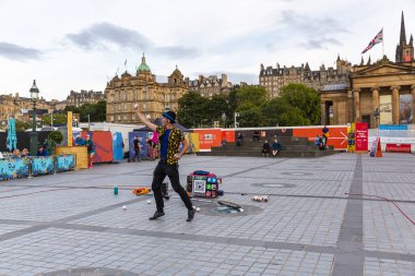 EDINBURGH, SCOTLAND 2022, 21 Ağustos: Edinburgh meydanında sokak sanatçısı gösteri yapıyor