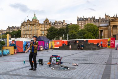 EDINBURGH, SCOTLAND 2022, 21 Ağustos: Edinburgh meydanında sokak sanatçısı gösteri yapıyor