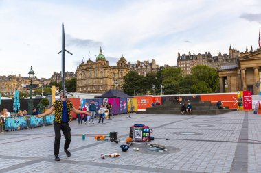 EDINBURGH, SCOTLAND 2022, 21 Ağustos: Edinburgh meydanında sokak sanatçısı gösteri yapıyor