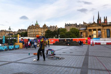 EDINBURGH, SCOTLAND 2022, 21 Ağustos: Edinburgh meydanında sokak sanatçısı gösteri yapıyor