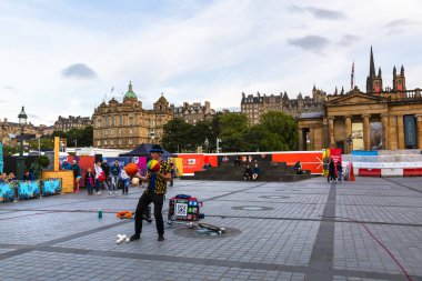 EDINBURGH, SCOTLAND 2022, 21 Ağustos: Edinburgh meydanında sokak sanatçısı gösteri yapıyor