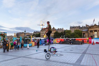 EDINBURGH, SCOTLAND 2022, 21 Ağustos: Edinburgh meydanında sokak sanatçısı gösteri yapıyor