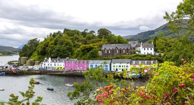 İskoçya, Skye Adası 'ndaki Portree' nin güzel manzarası.