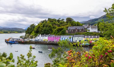 İskoçya, Skye Adası 'ndaki Portree' nin güzel manzarası.