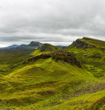 Yazın İskoçya, Skye Adası 'ndaki Quiraing' in muhteşem manzarasının güzel bir görüntüsü.