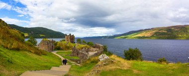 Loch Ness, İskoçya, Büyük Britanya yakınlarındaki Urquhart Kalesi harabeleri