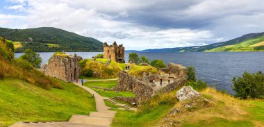 Loch Ness, İskoçya, Büyük Britanya yakınlarındaki Urquhart Kalesi harabeleri
