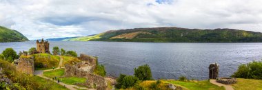 Loch Ness, İskoçya, Büyük Britanya yakınlarındaki Urquhart Kalesi harabeleri