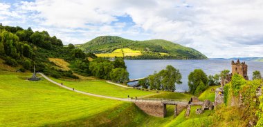 Loch Ness, İskoçya, Büyük Britanya yakınlarındaki Urquhart Kalesi harabeleri