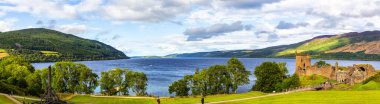 Loch Ness, İskoçya, Büyük Britanya yakınlarındaki Urquhart Kalesi harabeleri