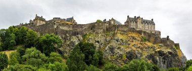 Edinburgh Kalesi antik bir kaledir. Kale kayasının tepesindeki konumundan Edinburgh şehrinin panoramasına hakimdir.