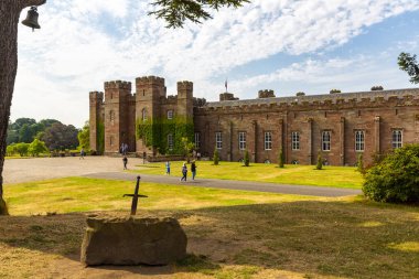 Muhteşem Scone Sarayı 'nın manzarası, İskoçya' nın Perth kentindeki Scone köyünde tarihi bir yapı ve eğlence.