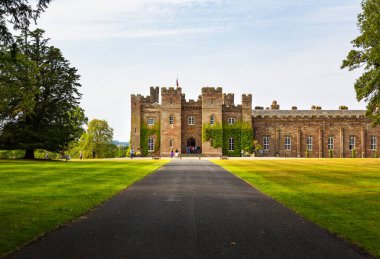 Muhteşem Scone Sarayı 'nın manzarası, İskoçya' nın Perth kentindeki Scone köyünde tarihi bir yapı ve eğlence.