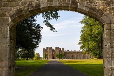Muhteşem Scone Sarayı 'nın manzarası, İskoçya' nın Perth kentindeki Scone köyünde tarihi bir yapı ve eğlence.