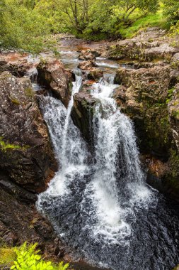 Lower Falls, Glen Nevis, Fort William yakınlarında. Nevis Nehri 'ne alçak bir uçurumun dibinde katılan bir akarsudur.