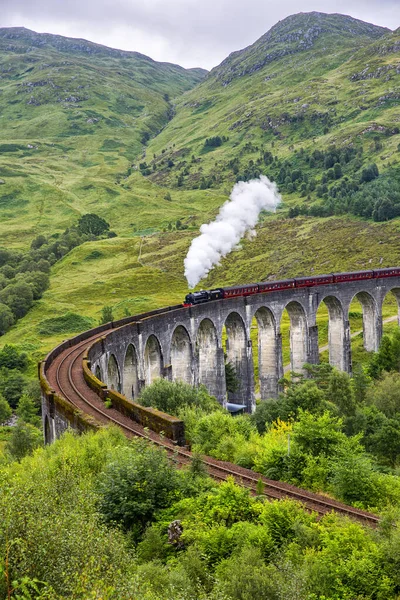 Viaducto Ferroviario Glenfinnan Escocia Con Tren Vapor Jacobita Pasando Por — Foto de Stock
