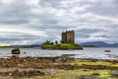Stalker Castle, Loch Laich 'teki küçük bir adada, Shuna adası yakınlarındaki bir Loch Linne körfezi.