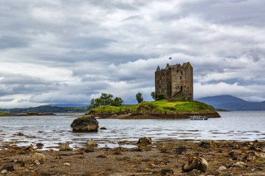 Stalker Castle, Loch Laich 'teki küçük bir adada, Shuna adası yakınlarındaki bir Loch Linne körfezi.