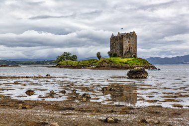 Stalker Castle, Loch Laich 'teki küçük bir adada, Shuna adası yakınlarındaki bir Loch Linne körfezi.