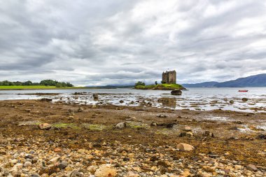 Stalker Castle, Loch Laich 'teki küçük bir adada, Shuna adası yakınlarındaki bir Loch Linne körfezi.