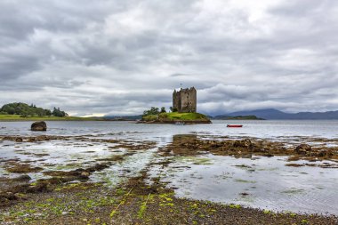 Stalker Castle, Loch Laich 'teki küçük bir adada, Shuna adası yakınlarındaki bir Loch Linne körfezi.