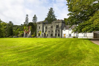 İskoçya 'nın Skye Adası' ndaki Armadale Kalesi 'nin güzel manzarası.