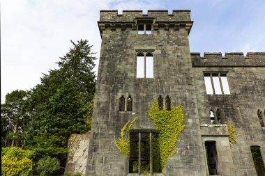 İskoçya 'nın Skye Adası' ndaki Armadale Kalesi 'nin güzel manzarası.