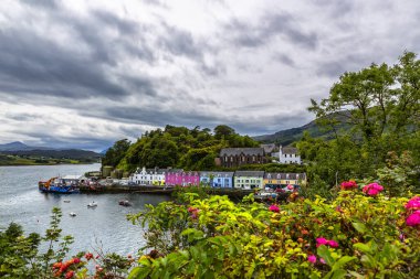 İskoçya, Skye Adası 'ndaki Portree' nin güzel manzarası.