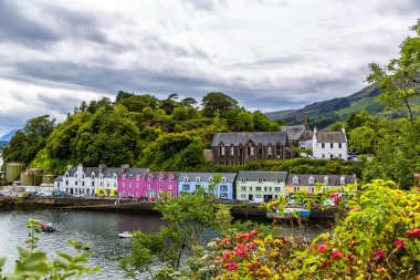 İskoçya, Skye Adası 'ndaki Portree' nin güzel manzarası.