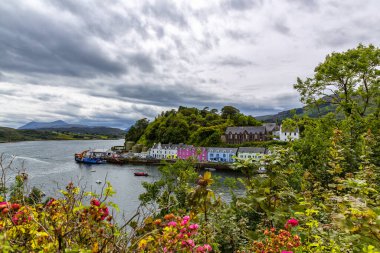 İskoçya, Skye Adası 'ndaki Portree' nin güzel manzarası.