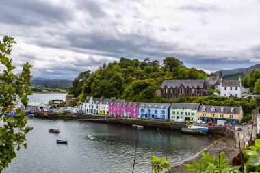İskoçya, Skye Adası 'ndaki Portree' nin güzel manzarası.