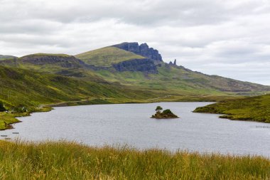 İskoçya 'nın Skye Adası kıyılarının muhteşem doğal manzarası