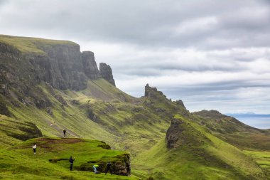 Yazın İskoçya, Skye Adası 'ndaki Quiraing' in muhteşem manzarasının güzel bir görüntüsü.