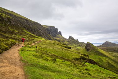 Yazın İskoçya, Skye Adası 'ndaki Quiraing' in muhteşem manzarasının güzel bir görüntüsü.