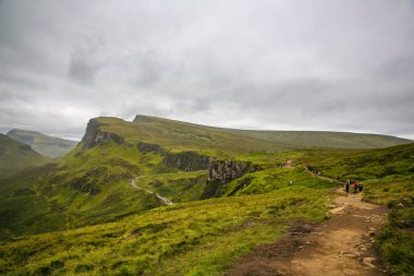Yazın İskoçya, Skye Adası 'ndaki Quiraing' in muhteşem manzarasının güzel bir görüntüsü.