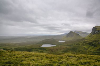 Yazın İskoçya, Skye Adası 'ndaki Quiraing' in muhteşem manzarasının güzel bir görüntüsü.