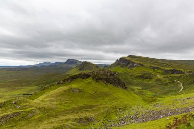 Yazın İskoçya, Skye Adası 'ndaki Quiraing' in muhteşem manzarasının güzel bir görüntüsü.