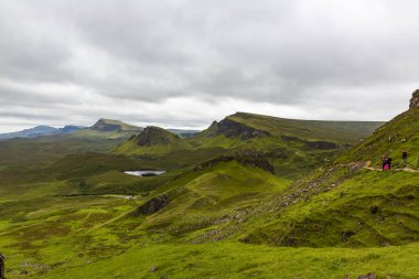 Yazın İskoçya, Skye Adası 'ndaki Quiraing' in muhteşem manzarasının güzel bir görüntüsü.