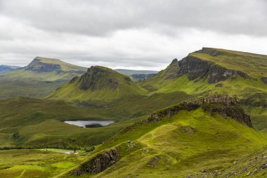 Yazın İskoçya, Skye Adası 'ndaki Quiraing' in muhteşem manzarasının güzel bir görüntüsü.