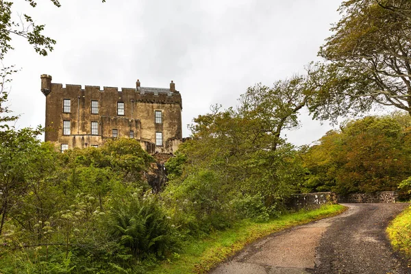 Dunvegan Castle Een Kasteel Gelegen Dunvegan Een Klein Stadje Schotland — Stockfoto