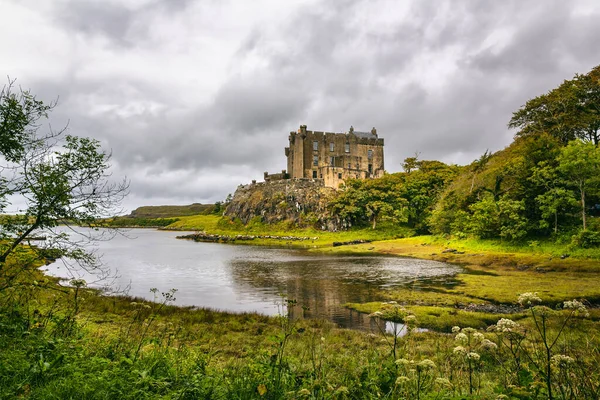 邓素兰城堡 Dunvegan Castle 是一座城堡 位于苏格兰的一个小镇 位于斯凯岛上 — 图库照片