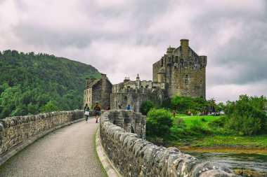 İskoçya 'daki Eilean Donan Kalesi' nin güzel manzarası