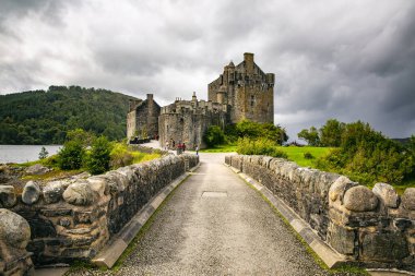 İskoçya 'daki Eilean Donan Kalesi' nin güzel manzarası