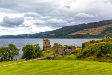 Loch Ness, İskoçya, Büyük Britanya yakınlarındaki Urquhart Kalesi harabeleri