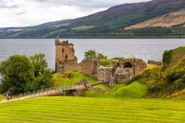Loch Ness, İskoçya, Büyük Britanya yakınlarındaki Urquhart Kalesi harabeleri