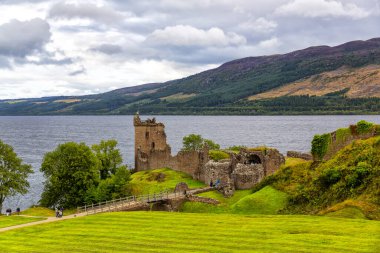 Loch Ness, İskoçya, Büyük Britanya yakınlarındaki Urquhart Kalesi harabeleri