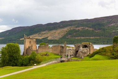Loch Ness, İskoçya, Büyük Britanya yakınlarındaki Urquhart Kalesi harabeleri