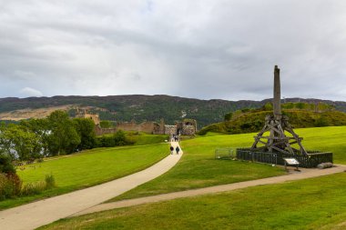 Loch Ness, İskoçya, Büyük Britanya yakınlarındaki Urquhart Kalesi harabeleri