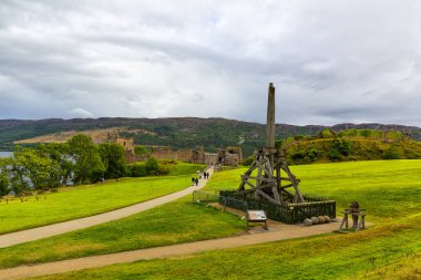 Loch Ness, İskoçya, Büyük Britanya yakınlarındaki Urquhart Kalesi harabeleri