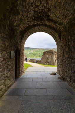 Loch Ness, İskoçya, Büyük Britanya yakınlarındaki Urquhart Kalesi harabeleri